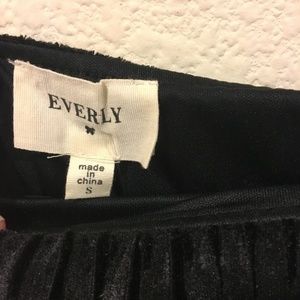 Everly Dresses - Everly velvet tiered pleated dress strapless Everly Dresses - Everly velvet tiered pleated dress strapless